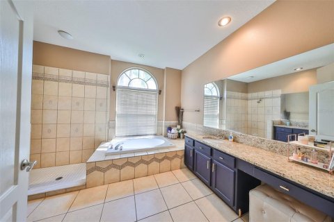 House in Tampa, Florida 4 bedrooms, 203.46 sq.m. № 1344215 - photo 8