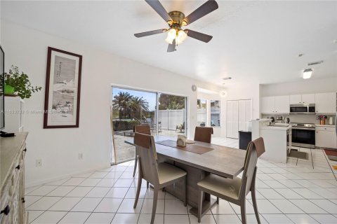 Casa en venta en Pembroke Pines, Florida, 4 dormitorios, 205.13 m2 № 1309746 - foto 14