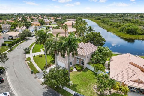 Villa ou maison à vendre à Pembroke Pines, Floride: 4 chambres, 205.13 m2 № 1309746 - photo 4