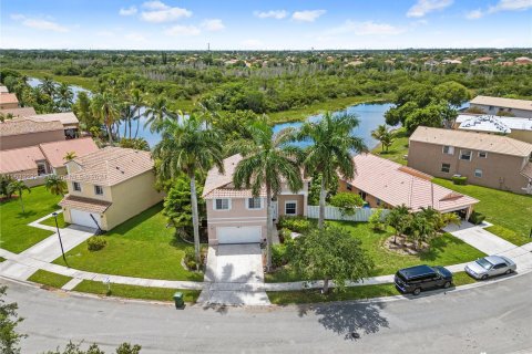 Villa ou maison à vendre à Pembroke Pines, Floride: 4 chambres, 205.13 m2 № 1309746 - photo 3