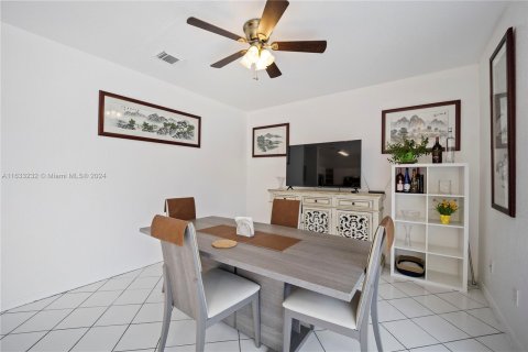 House in Pembroke Pines, Florida 4 bedrooms, 205.13 sq.m. № 1309746 - photo 18