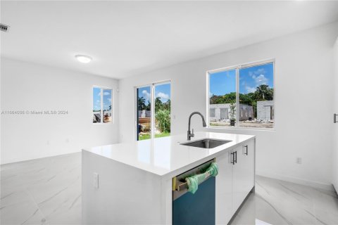 Townhouse in Miami, Florida 5 bedrooms № 1375604 - photo 7