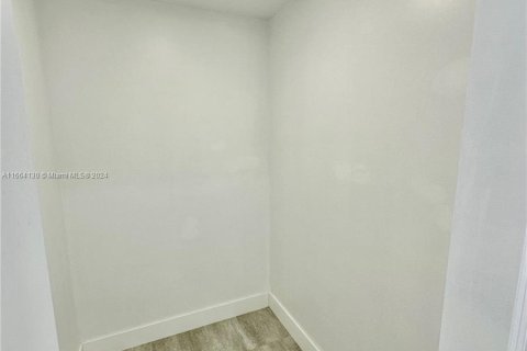 Condo in Lauderhill, Florida, 2 bedrooms  № 1375647 - photo 23