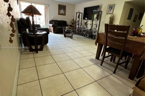 Condominio en venta en Hialeah, Florida, 3 dormitorios, 121.61 m2 № 1224037 - foto 4