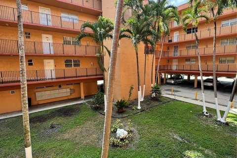 Condominio en venta en Hialeah, Florida, 3 dormitorios, 121.61 m2 № 1224037 - foto 1