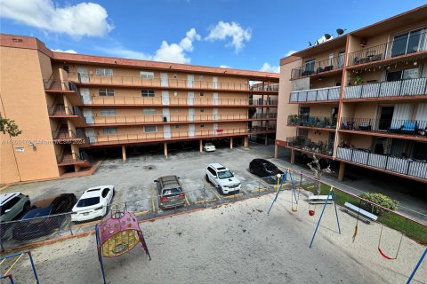 Condominio en venta en Hialeah, Florida, 3 dormitorios, 121.61 m2 № 1224037 - foto 14