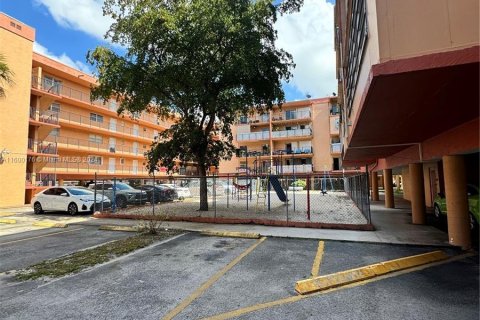 Condominio en venta en Hialeah, Florida, 3 dormitorios, 121.61 m2 № 1224037 - foto 13