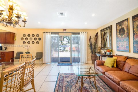 Villa ou maison à vendre à Hallandale Beach, Floride: 3 chambres, 134.62 m2 № 783733 - photo 11