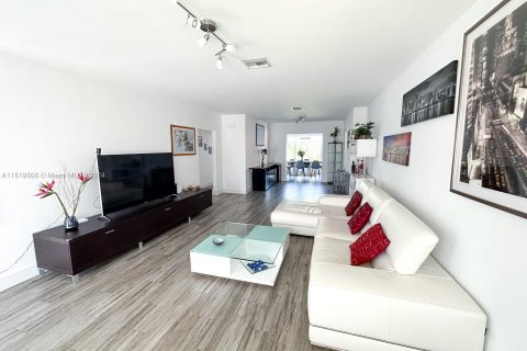 Villa ou maison à vendre à Surfside, Floride: 3 chambres, 151.62 m2 № 986529 - photo 3