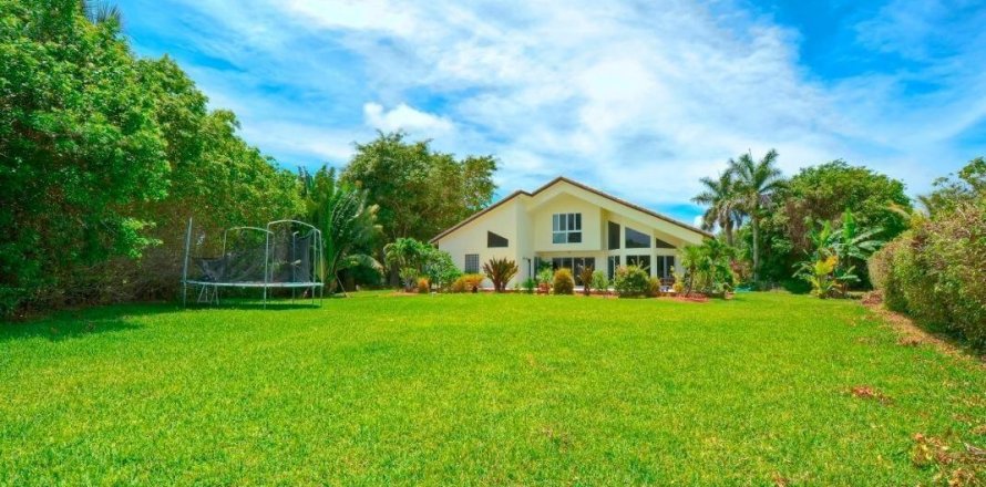 House in Delray Beach, Florida 5 bedrooms, 294.59 sq.m. № 962458