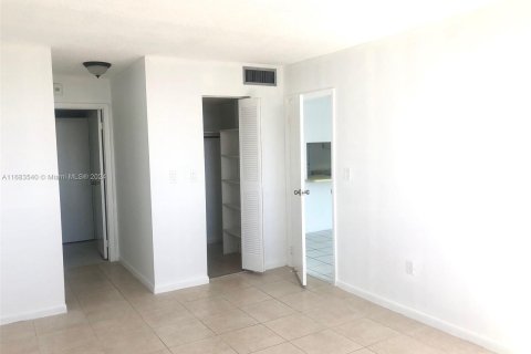 Condo in North Miami Beach, Florida, 1 bedroom  № 1418178 - photo 11