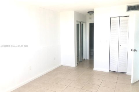 Condo in North Miami Beach, Florida, 1 bedroom  № 1418178 - photo 14