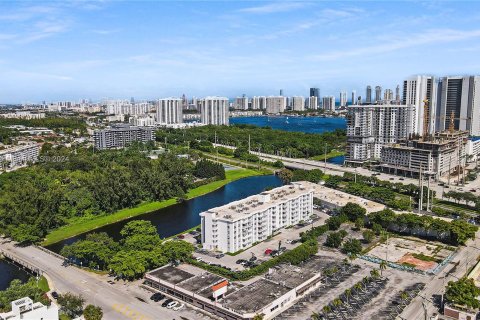 Condo in North Miami Beach, Florida, 1 bedroom  № 1418178 - photo 3