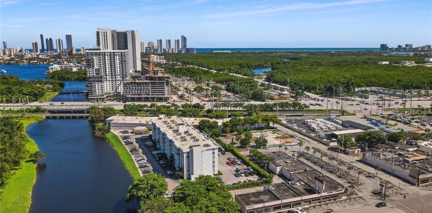 Condo in North Miami Beach, Florida, 1 bedroom  № 1418178