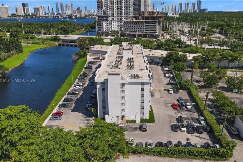 Condo in North Miami Beach, Florida, 1 bedroom  № 1418178 - photo 4