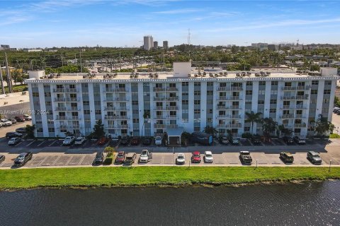 Condo in North Miami Beach, Florida, 1 bedroom  № 1418178 - photo 7