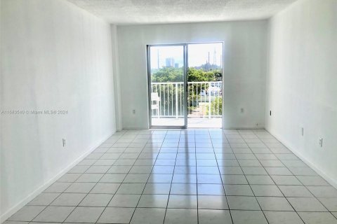 Condo in North Miami Beach, Florida, 1 bedroom  № 1418178 - photo 10