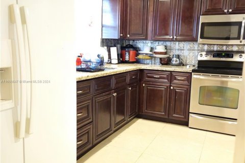 Townhouse in Tamarac, Florida 3 bedrooms, 133.78 sq.m. № 1355405 - photo 3