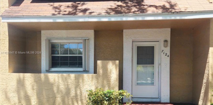 Townhouse in Tamarac, Florida 3 bedrooms, 133.78 sq.m. № 1355405