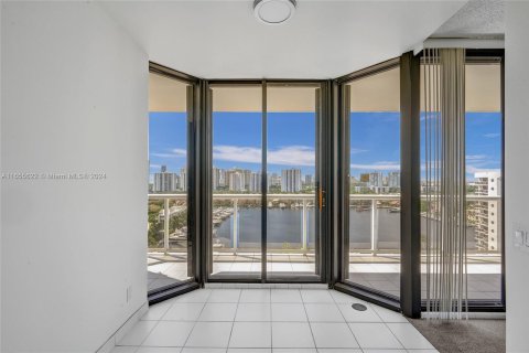 Condo in Aventura, Florida, 2 bedrooms  № 1355403 - photo 9