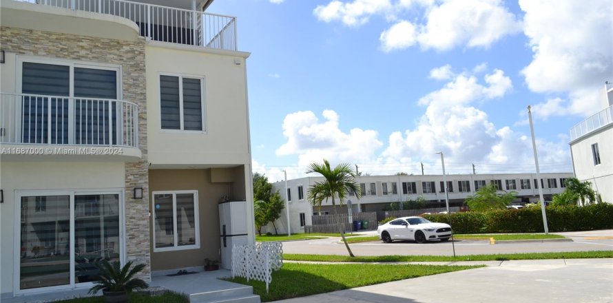 Townhouse in Homestead, Florida 4 bedrooms, 133.22 sq.m. № 1428038