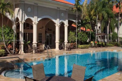 Condo in Pembroke Pines, Florida, 1 bedroom  № 1395939 - photo 1