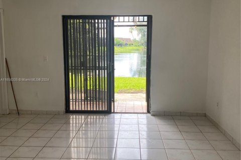 Condominio en venta en Hialeah, Florida, 2 dormitorios, 71.53 m2 № 1355450 - foto 1