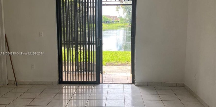 Condominio en Hialeah, Florida, 2 dormitorios  № 1355450