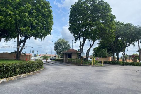 Condominio en venta en Hialeah, Florida, 2 dormitorios, 71.53 m2 № 1355450 - foto 4