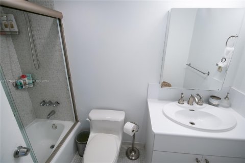 Condo in Coral Gables, Florida, 1 bedroom  № 1145245 - photo 15