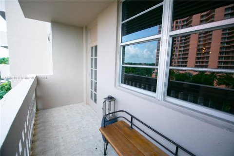 Condo in Coral Gables, Florida, 1 bedroom  № 1145245 - photo 17