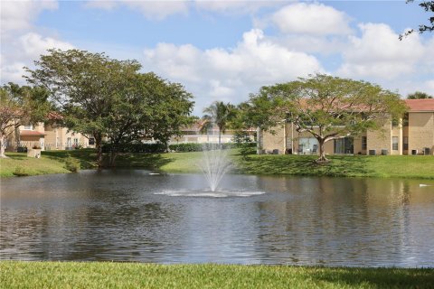 Condo in Coral Springs, Florida, 2 bedrooms  № 1345493 - photo 9