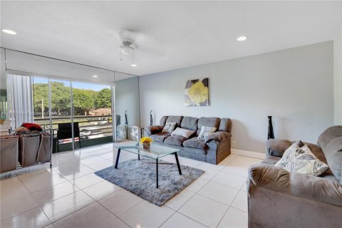 Condo in Lauderdale Lakes, Florida, 2 bedrooms  № 1345491 - photo 8