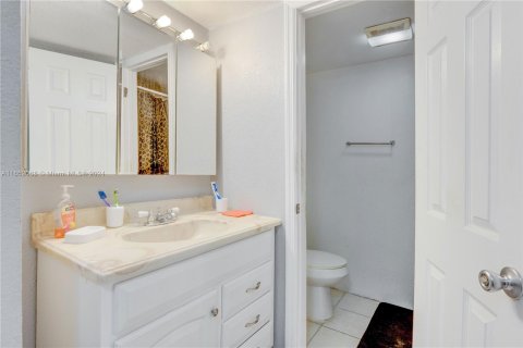 Condo in Lauderdale Lakes, Florida, 2 bedrooms  № 1345491 - photo 23