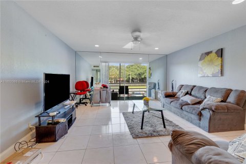 Condo in Lauderdale Lakes, Florida, 2 bedrooms  № 1345491 - photo 6