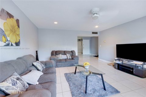 Condo in Lauderdale Lakes, Florida, 2 bedrooms  № 1345491 - photo 7