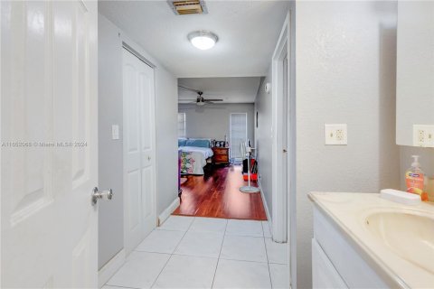 Condo in Lauderdale Lakes, Florida, 2 bedrooms  № 1345491 - photo 21