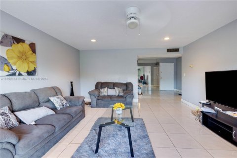 Condo in Lauderdale Lakes, Florida, 2 bedrooms  № 1345491 - photo 9