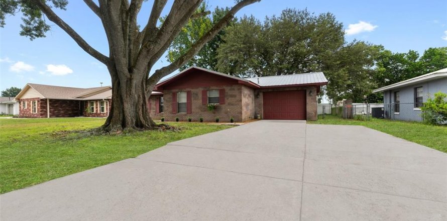 House in Eagle Lake, Florida 3 bedrooms, 117.61 sq.m. № 1336810