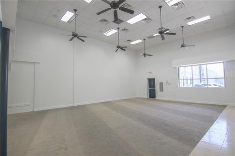 Propiedad comercial en venta en Orlando, Florida, 238.02 m2 № 1386549 - foto 9