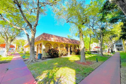 Condo in Pompano Beach, Florida, 1 bedroom  № 1118990 - photo 4