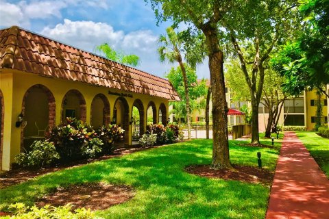 Condo in Pompano Beach, Florida, 1 bedroom  № 1118990 - photo 17