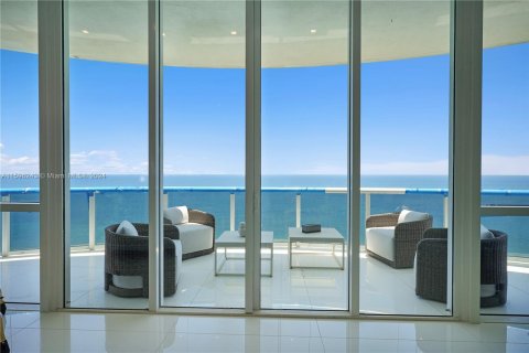 Condo in Sunny Isles Beach, Florida, 3 bedrooms  № 1189256 - photo 2