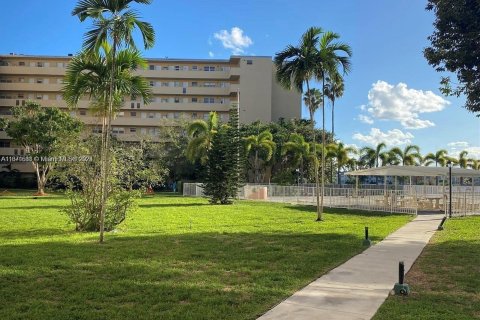 Condo in Miami, Florida, 2 bedrooms  № 1404640 - photo 11