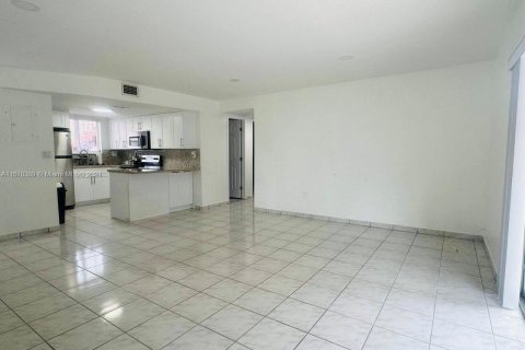 Condo in Miami, Florida, 2 bedrooms  № 1404595 - photo 1