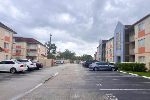 Copropriété à vendre à Hialeah, Floride: 2 chambres, 108.05 m2 № 1385653 - photo 18