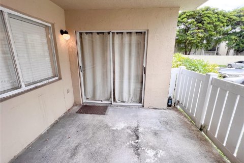 Condo in Hialeah, Florida, 2 bedrooms  № 1385653 - photo 10