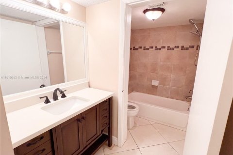 Condo in Hialeah, Florida, 2 bedrooms  № 1385653 - photo 8