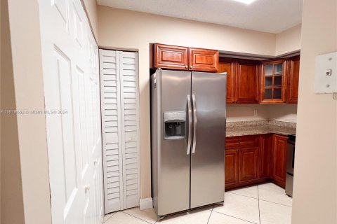 Condo in Hialeah, Florida, 2 bedrooms  № 1385653 - photo 3