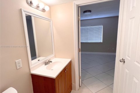 Condo in Hialeah, Florida, 2 bedrooms  № 1385653 - photo 15